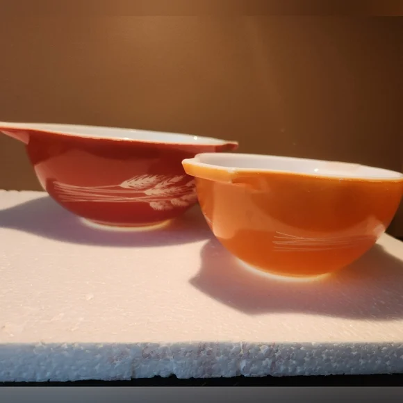 2 Vintage Pyrex Red and Orange Mixing Bowls 1.5L & 750ML - Picture 3 of 7